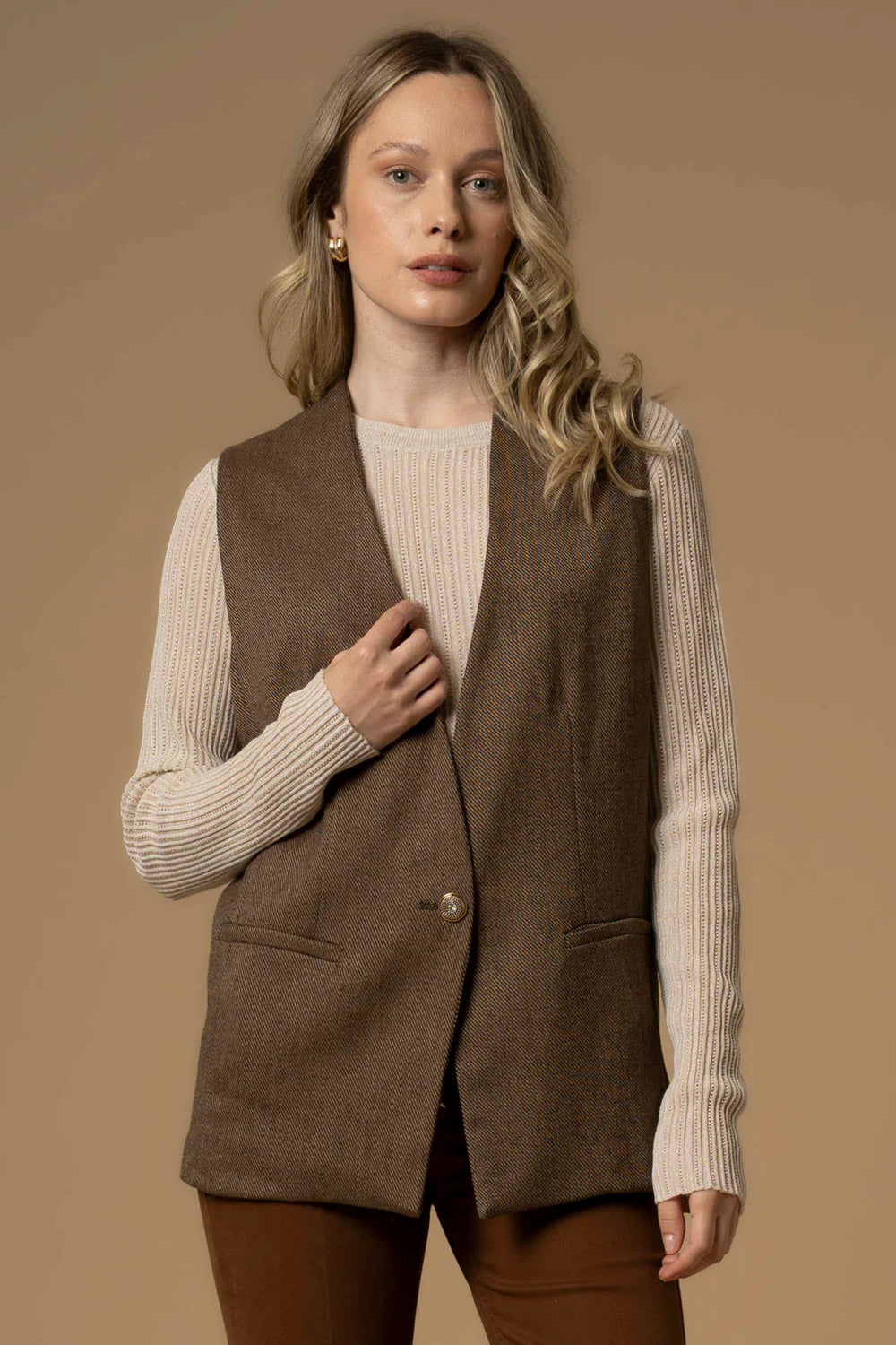 Gilet con bottone gioiello